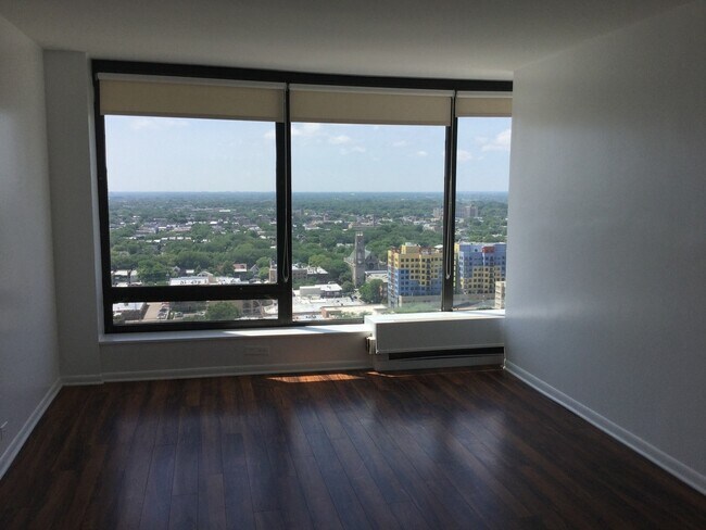 Building Photo - 5445 N Sheridan Rd