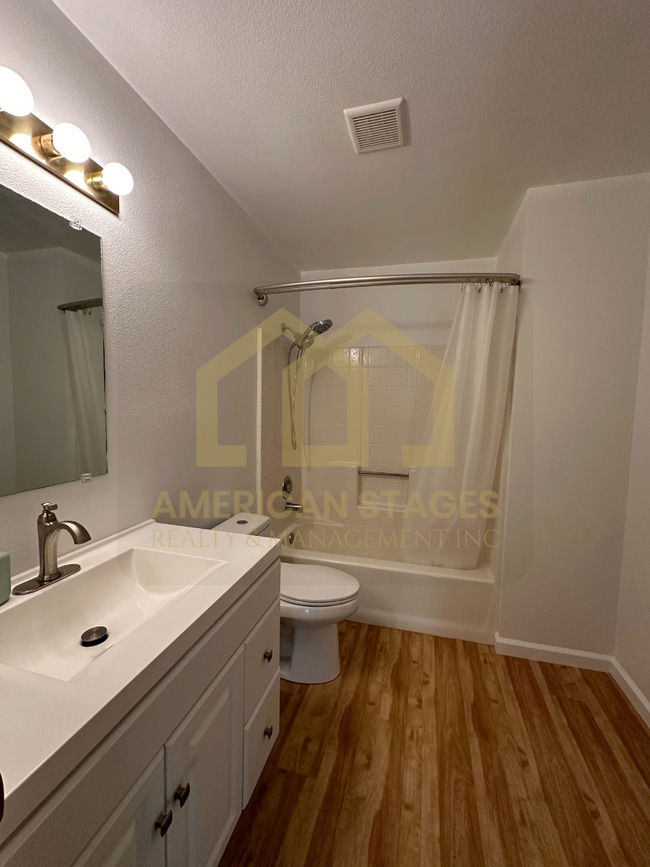 Building Photo - 515 Newport Dr