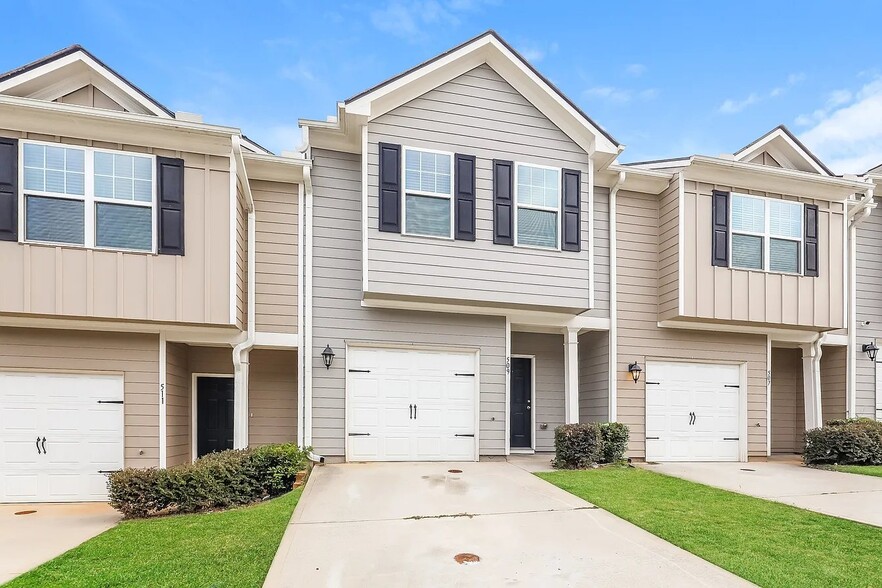 Building Photo - 706 Highwood Ln
