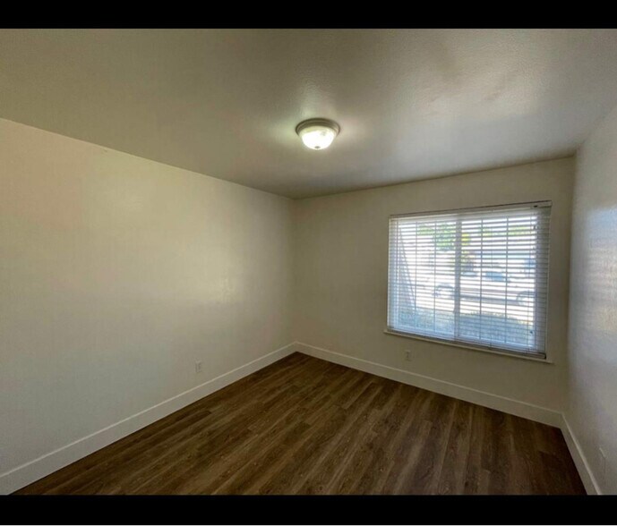 Building Photo - 7401 Blackthorne Way