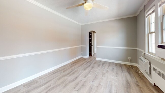 Building Photo - *ONE MONTH'S RENT FREE* Top Floor Updated ...