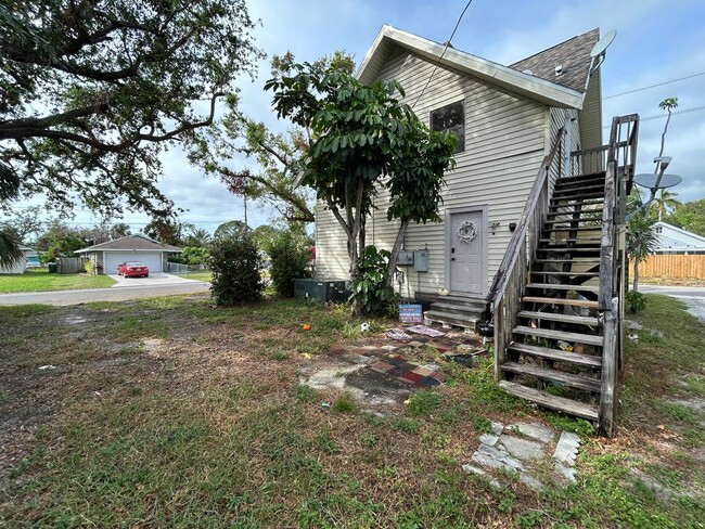 Building Photo - Bradenton unit near downtown, beaches