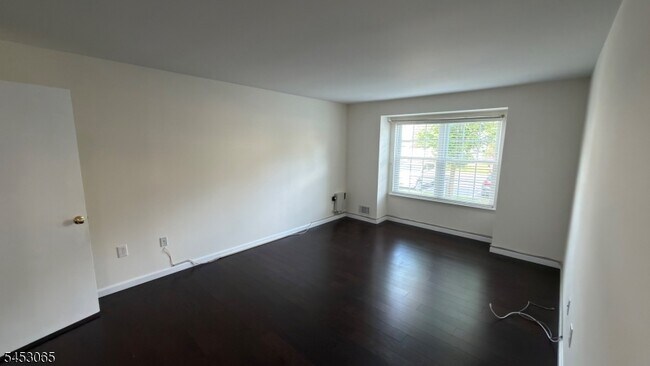 Building Photo - 2501 Vroom Dr