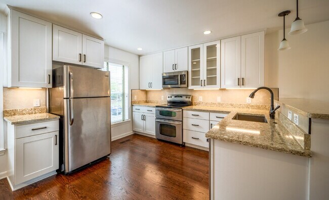 Building Photo - Sophisticated Townhome Steps from East Fal...