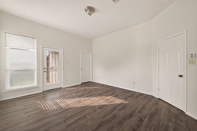 Building Photo - 14927 Tuttle Point Dr