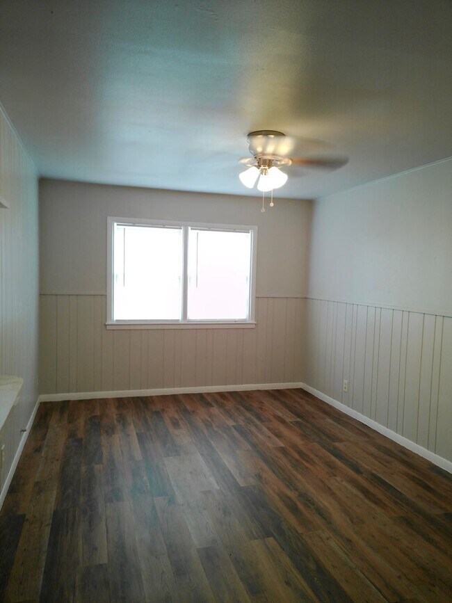 Building Photo - August move in