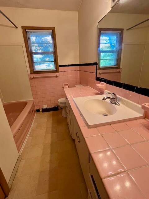 Bathroom - 1532 E Seminole St
