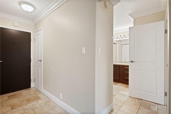 Building Photo - 700 E 8th St