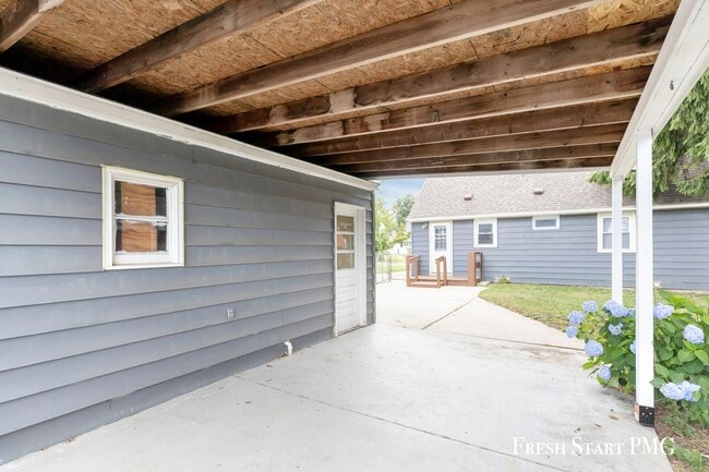 Building Photo - Updated 3 Bedroom Home