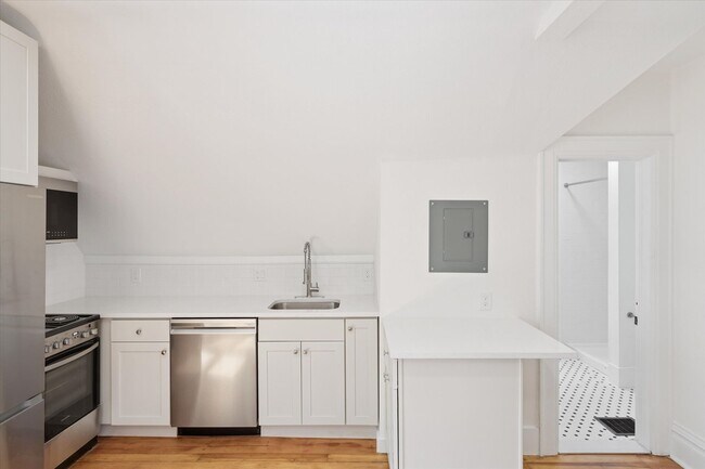 Building Photo - Fall 2026 Pre-Lease RENOVATED STUDIO Apartment | Close to Campus and Pearl St