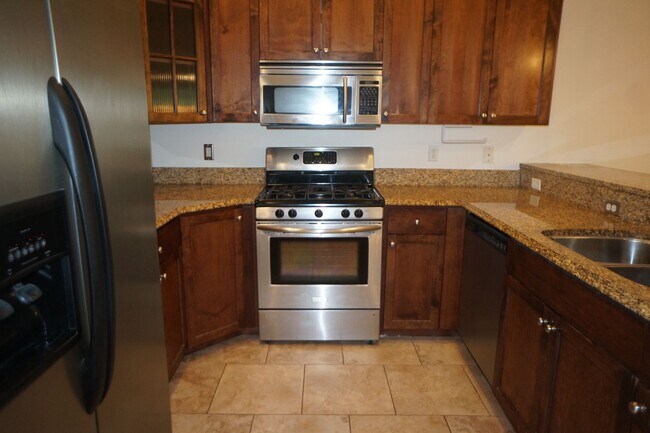 Building Photo - Spectacular SW Liar Hill 3 bedroom Townhouse