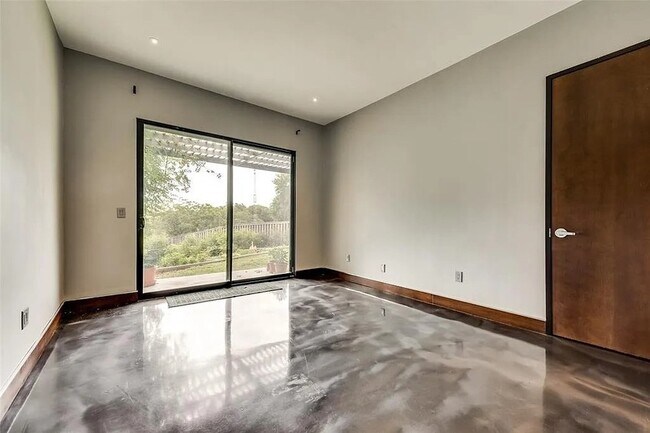Building Photo - 8542 Meadowbrook Dr