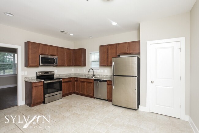 Building Photo - This delightful 3BR 2.5BA is a gem