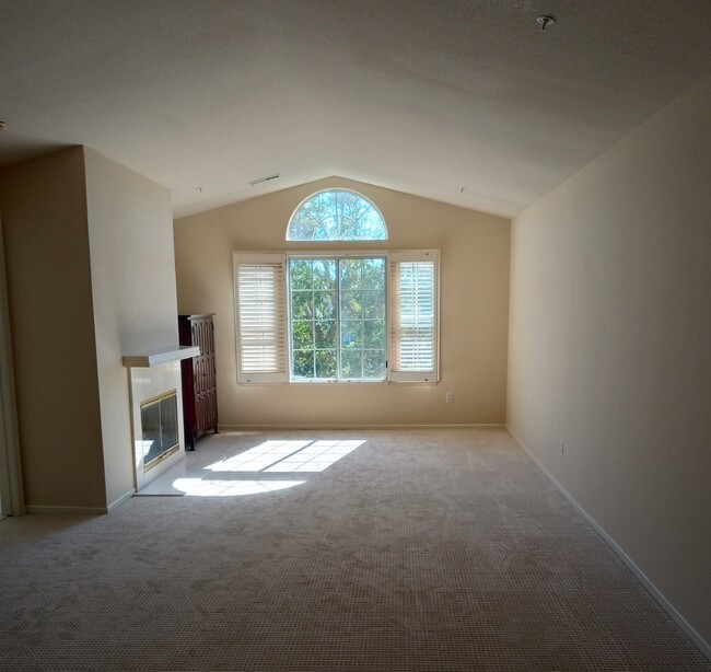 Building Photo - Sunny and Spacious 2Br Condo in Partridge ...