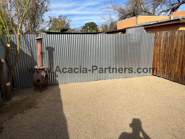 Building Photo - Three Bedroom Home