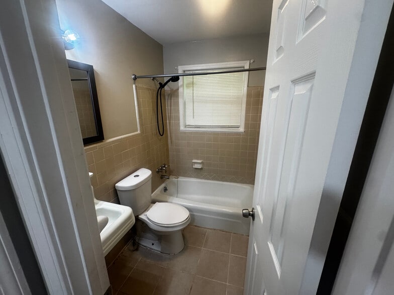 Building Photo - Room in Duplex on Monticello St