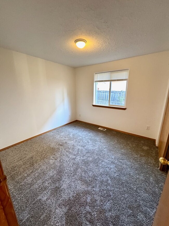 Building Photo - 4 Bedroom, 2 Bath House on Quiet Cul-de-sac