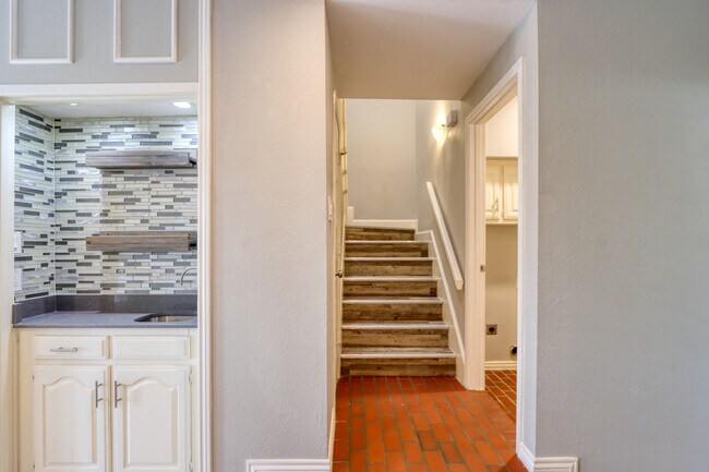 Building Photo - 317 Benjamin St