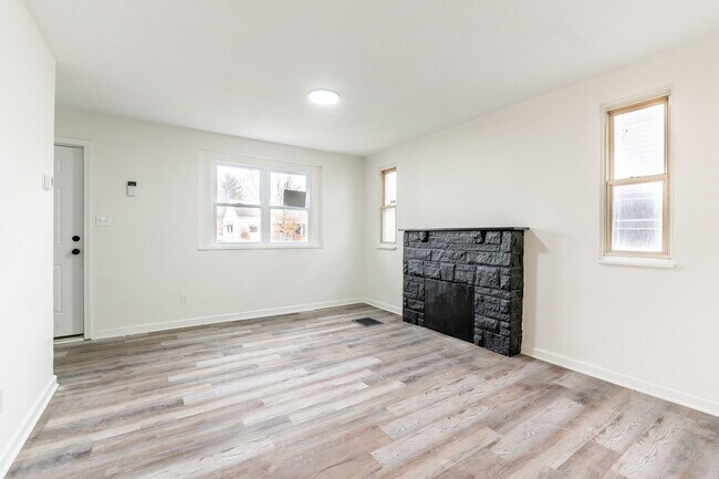 Building Photo - 2243 Safford Ave