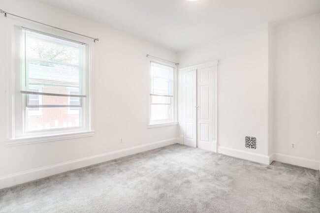 Building Photo - 1316 N Hollywood St