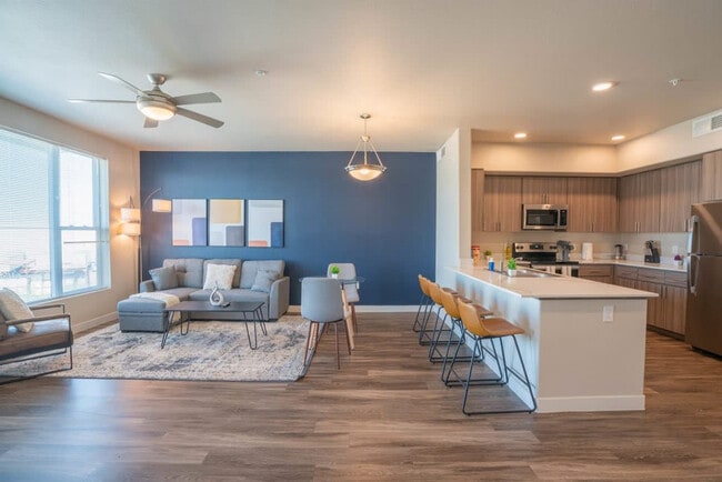 Building Photo - 1890 S Country Club Way