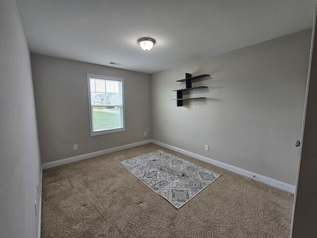 Building Photo - New Listing
