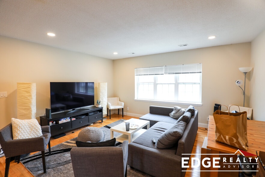 Building Photo - 204 Lake Shore Rd