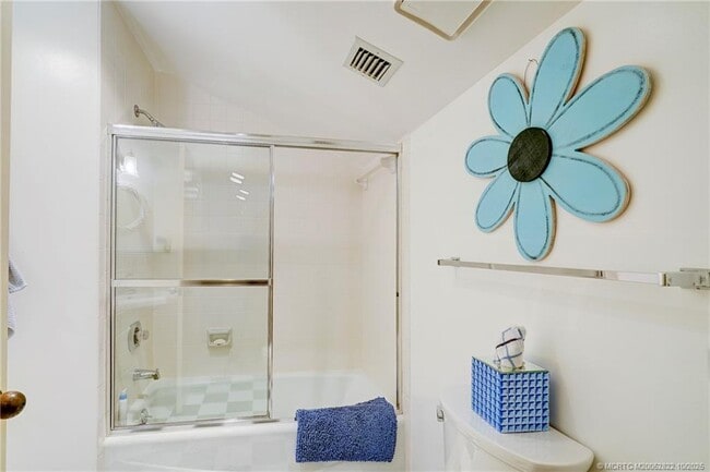 Building Photo - 233 NE Edgewater Dr