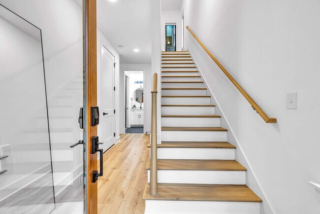 Building Photo - 554 Rosedale Ave