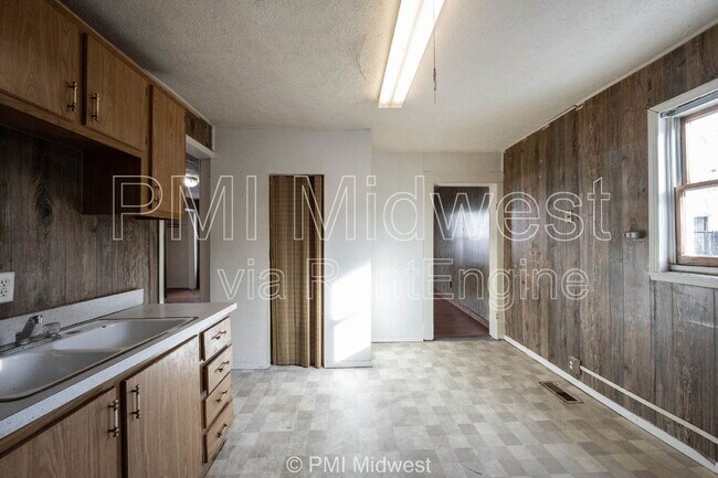 Building Photo - 918 S Bell St