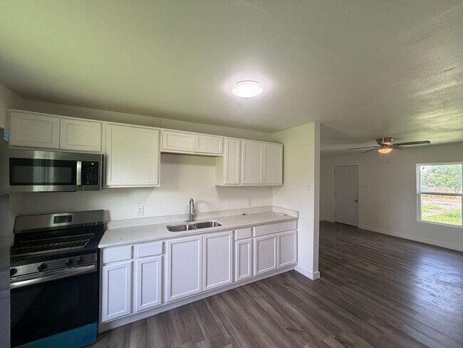 Building Photo - THREE BEDROOM ONE BATH
