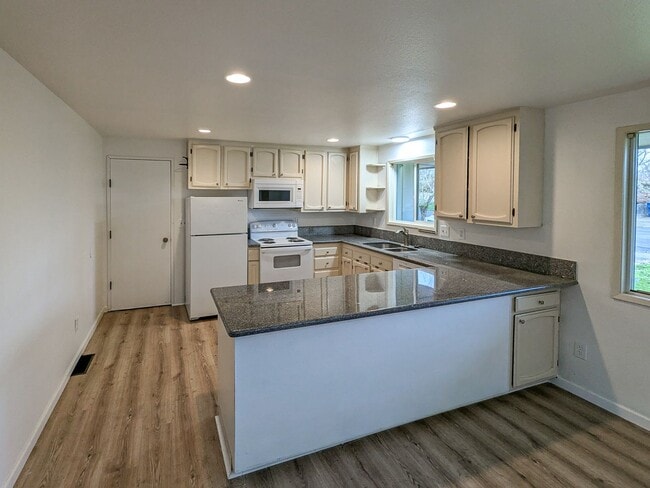 Building Photo - 2970 Phipps Ln NE