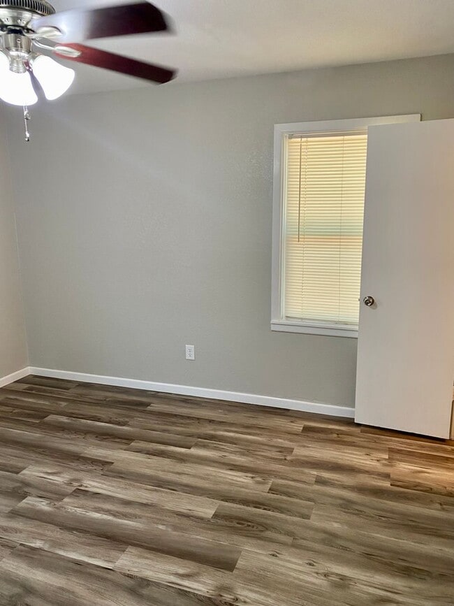 Building Photo - 3/1/1 Ready April 1