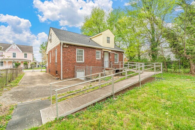 Building Photo - 1609 Dunbar St