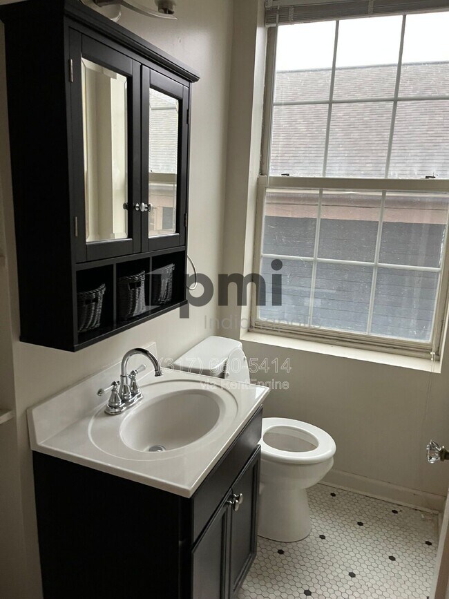 Building Photo - 1 W 28th St