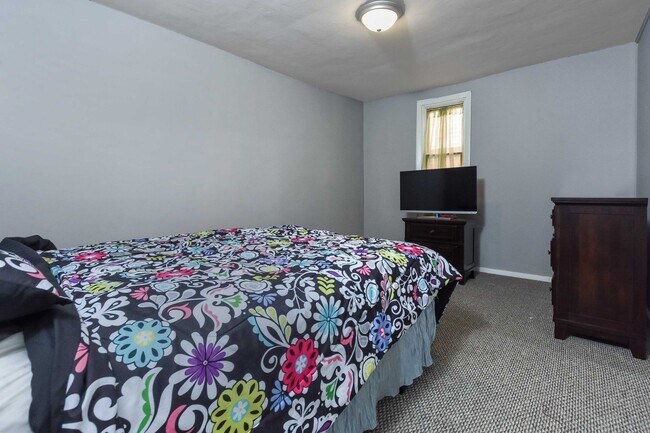 Building Photo - 4 bedroom in South Side