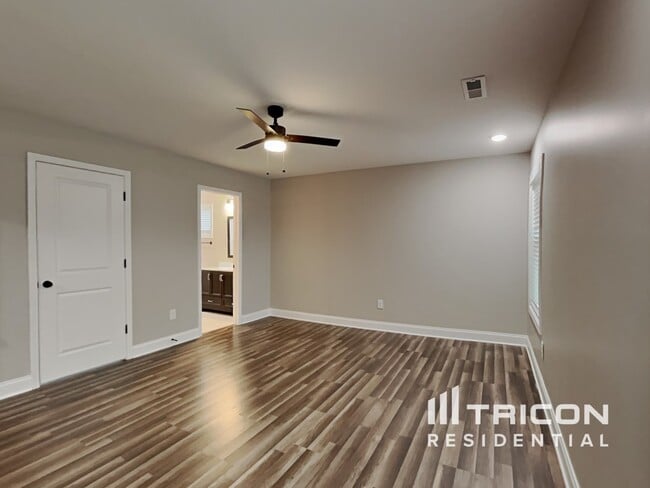 Building Photo - 19 Bloomwood Heights