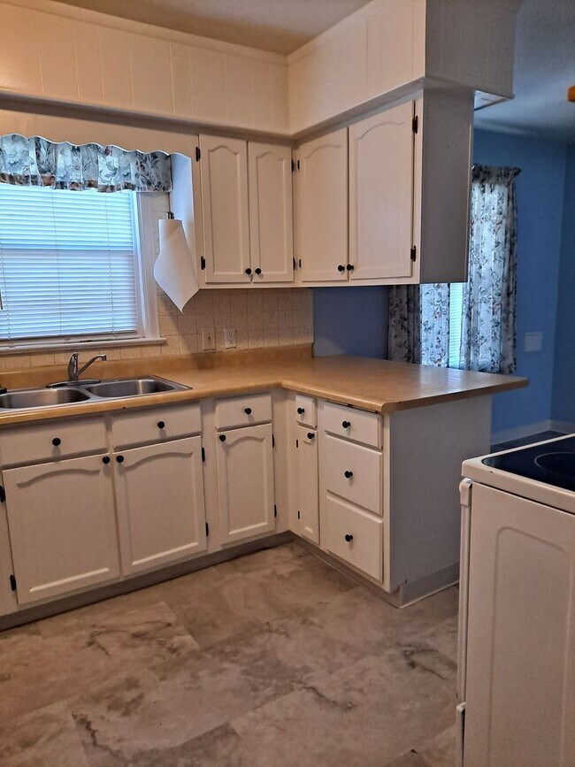 Building Photo - ALL PROSPECTIVE TENANTS MUST SUBMIT A $58 ...