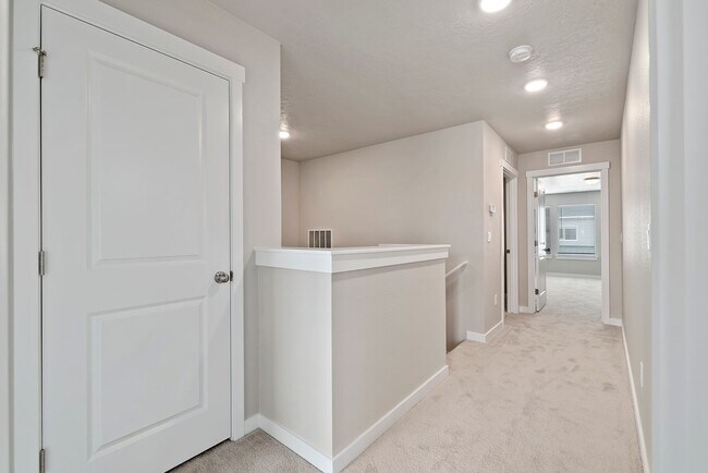 Building Photo - Charming & Modern Townhouse in Meridian!