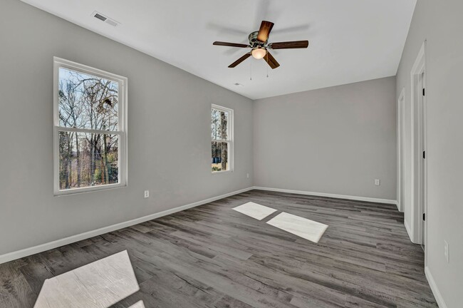 Building Photo - Stunning 4 Bedroom Home in Laurens