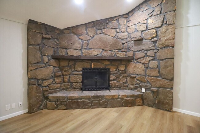 Building Photo - Beautifully Redone 3 Bedroom South Tulsa H...