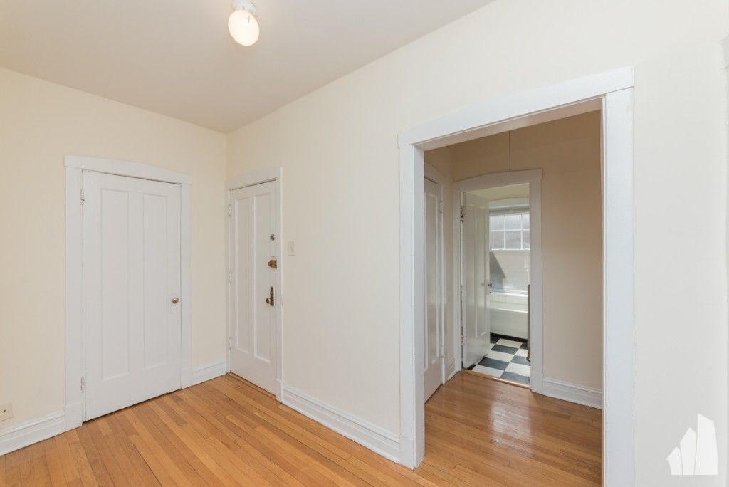 Building Photo - 1831 W Foster Ave