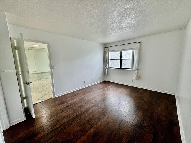 Building Photo - 200 Lakeview Dr