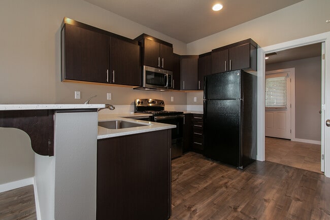 Building Photo - 2bdrm/1bthrm Tiny House  ~ Landscaping Included!