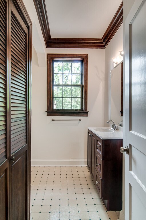 Building Photo - Classic Green Hills Tudor