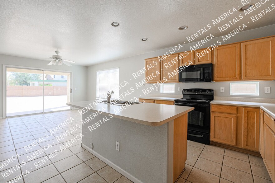 Building Photo - 7441 W Fleetwood Ln