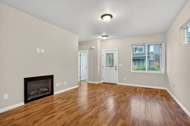 Building Photo - Free rent!  1/2 off the first months rent with a lease signed by 1/5/26