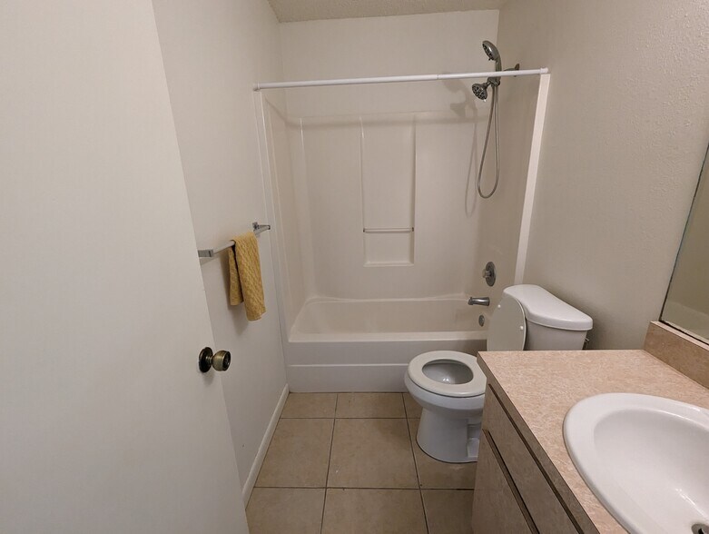 Guest bathroom - 3740 Giblin Dr