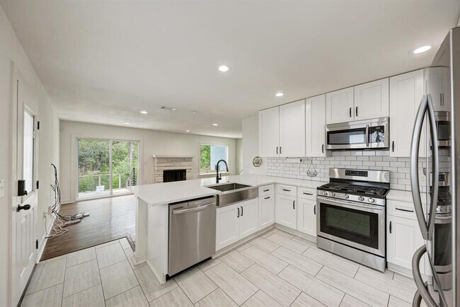 Building Photo - 1703 Hillcrest Ln