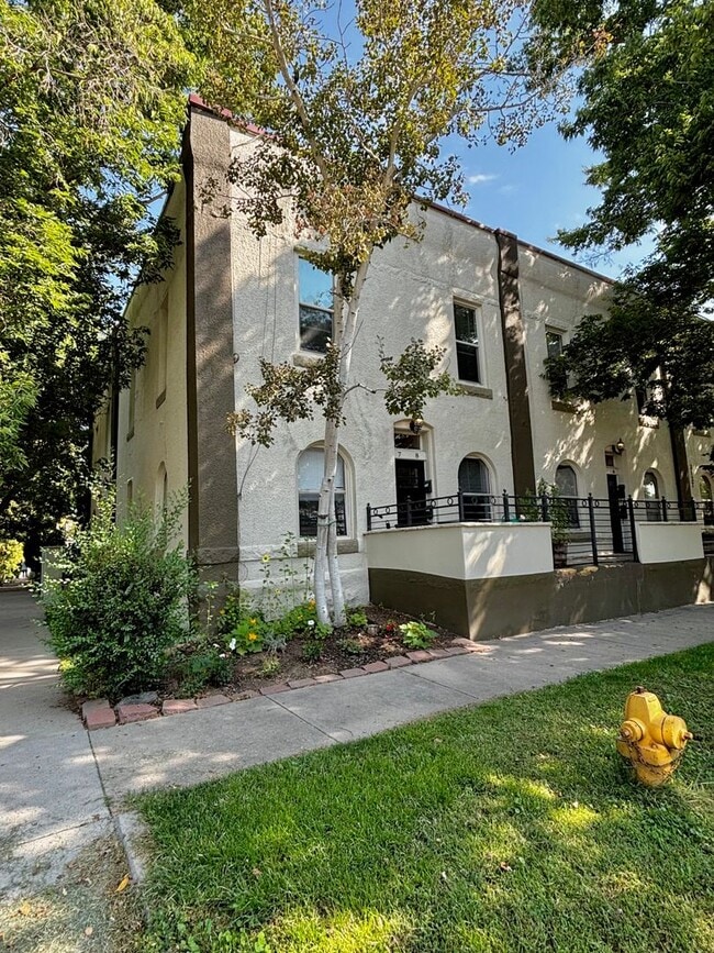 Building Photo - Updated and welcoming condo in the heart o...